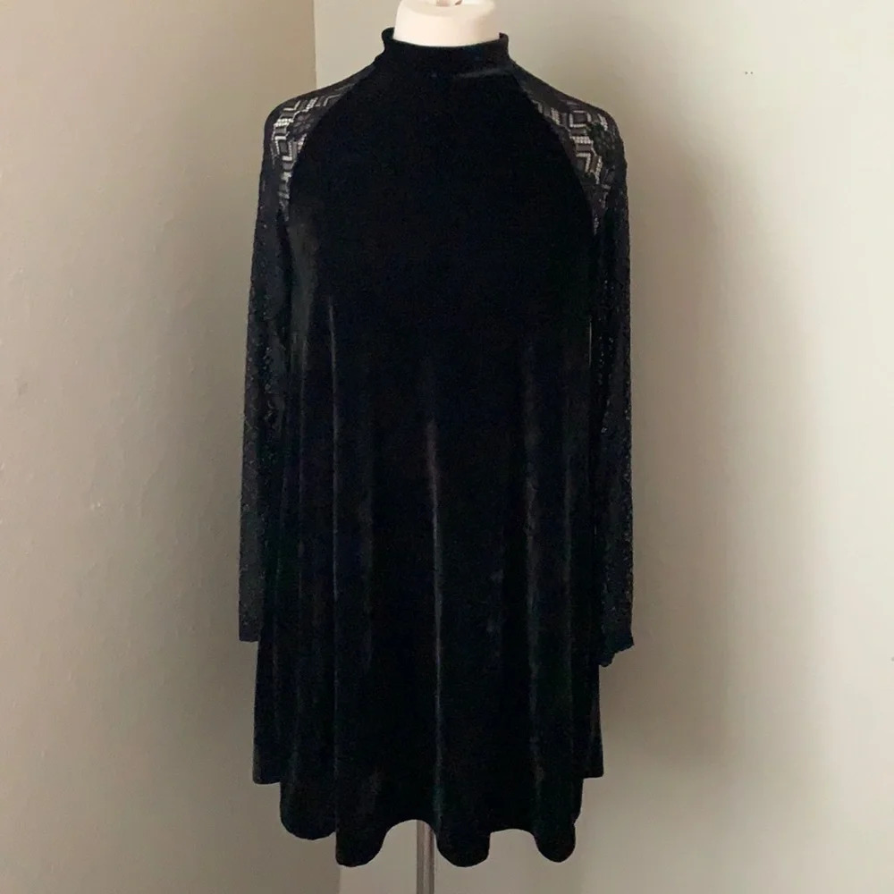 PEACH LOVE black velvet and lace dress